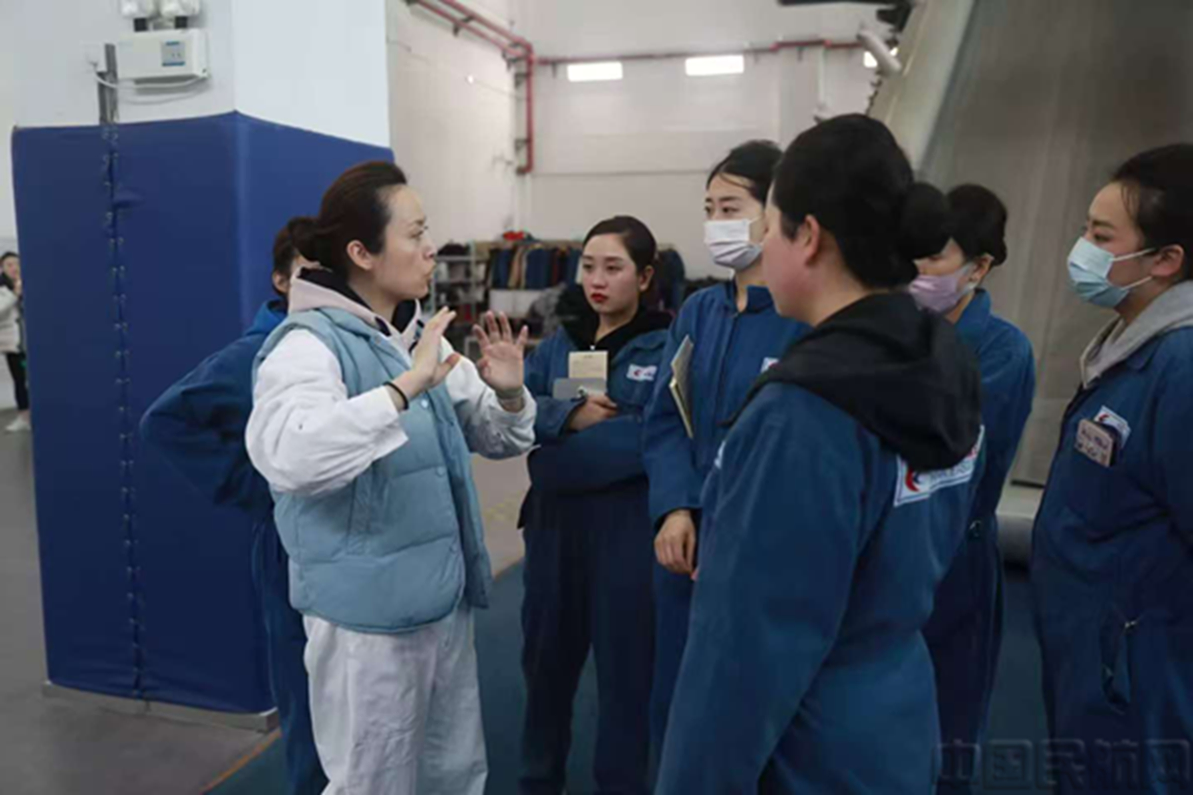 王彬(左)为学员实操授课-东航研发中心供图