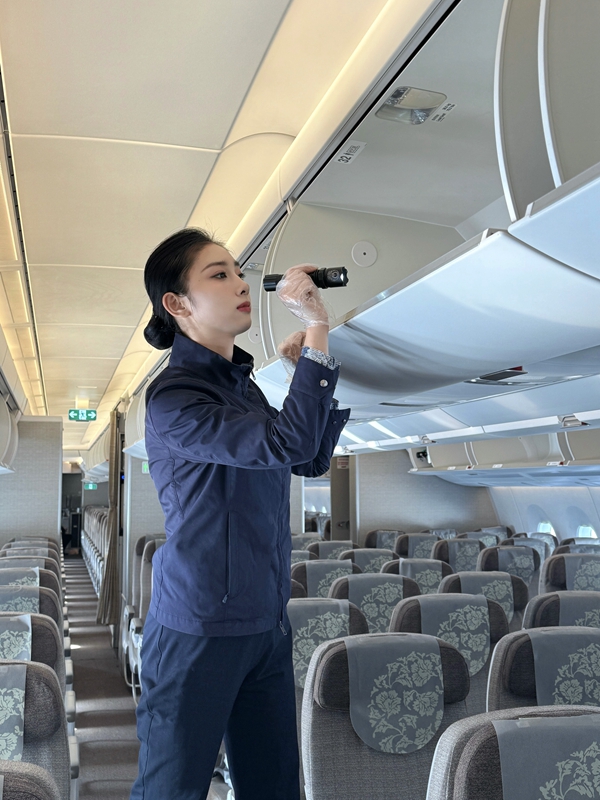 工作中的杜应香-东航空保供图