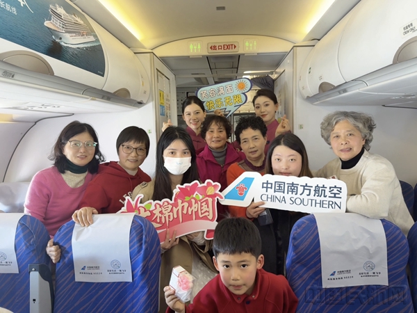 活动最后,乘务组热情邀请机上女性旅客们一同合影留念。 翟羽 摄12