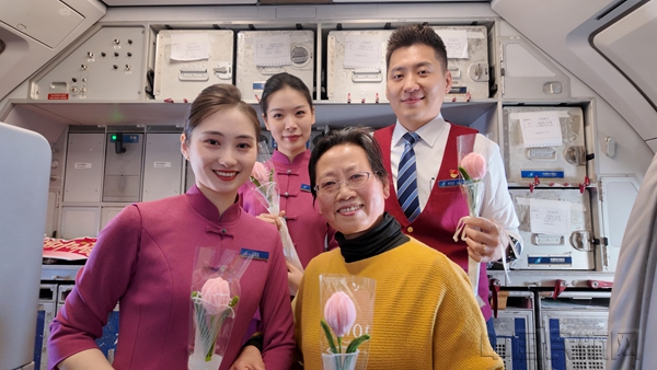 活动最后,乘务组热情邀请机上女性旅客们一同合影留念。 张婷婷 摄10