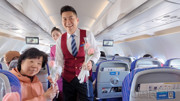 南航乘务组为航班上的女性旅客们送去扭扭棒制作的“永生花”。张婷婷 摄11