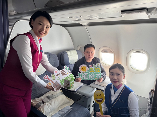 乘务员们为积极参与活动以及抢答正确的旅客们送上环保徽章和精美礼品,为机上旅客送去种子盲盒。刘美晨 摄23