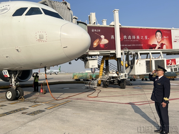 李春晓为飞行生涯画上圆满句号