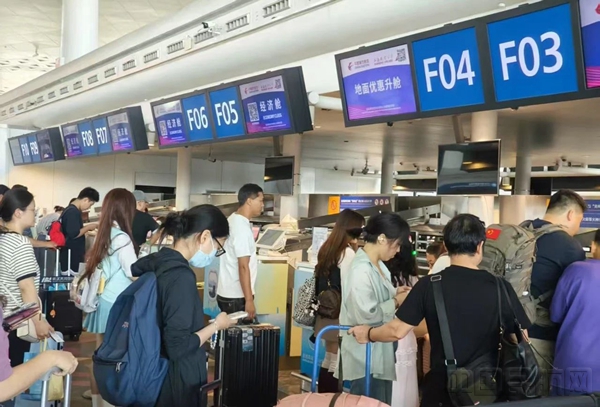 东航武汉公司增开值机柜台,服务五一出行旅客-东航武汉供图1