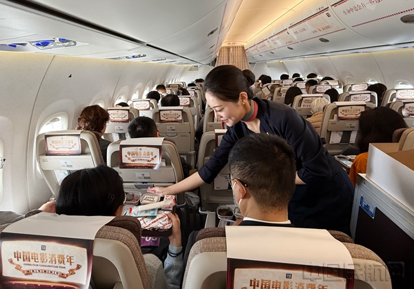 东航空乘服务乘坐C919所执飞航班的旅客-东航客舱部供图11