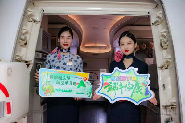 东航空乘迎接主题航班旅客-钟骏、巢天宇、李毅琛摄