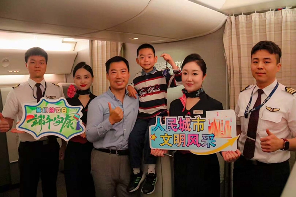 航班旅客获赠东航空乘制作的端午香囊-钟骏、巢天宇、李毅琛摄