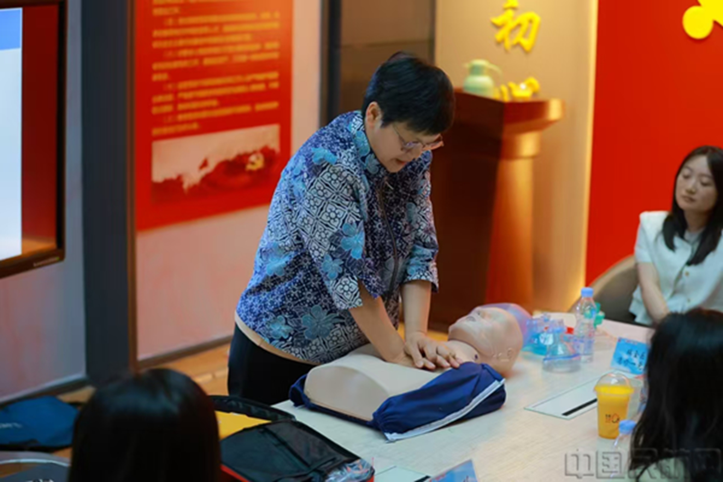 活动现场开展急救演练-纪思瑶摄