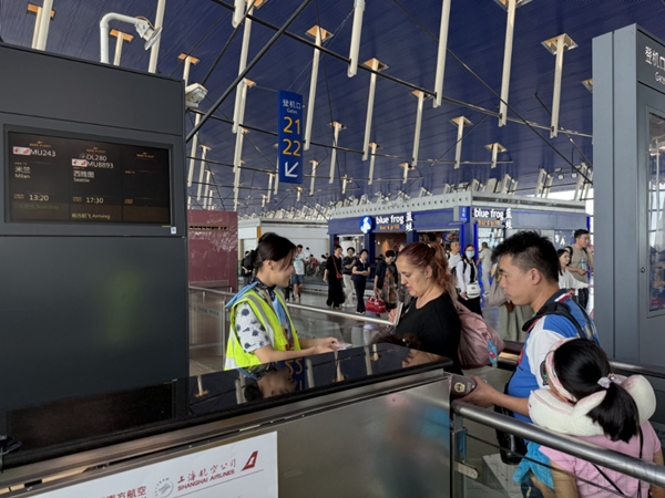 首航航班旅客从浦东启程-东航供图1