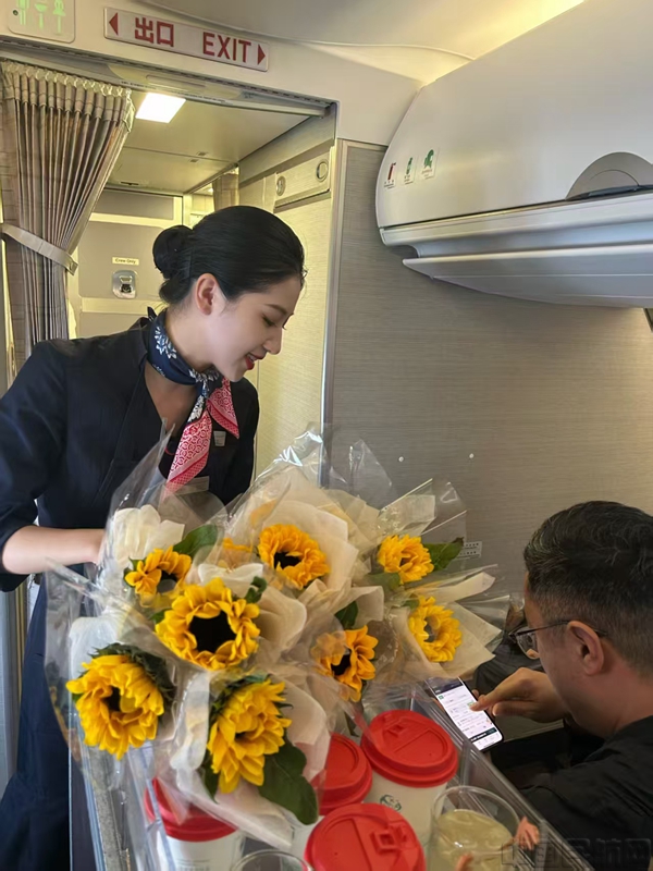 东航江西分公司微笑服务月主题航班-2-朱小娇、俞海红、宁可摄