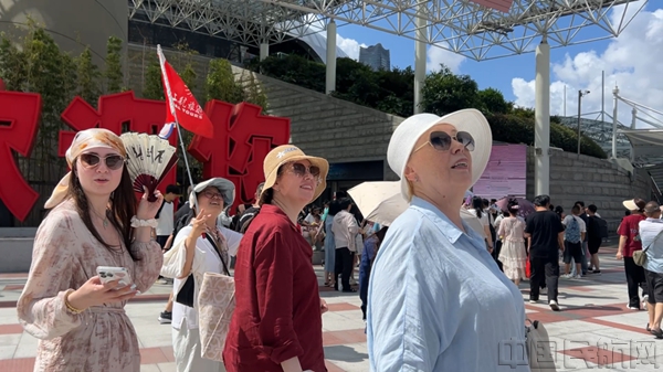 上航旅游集团组织俄罗斯游客参观东方明珠电视塔-上航旅游集团供图1