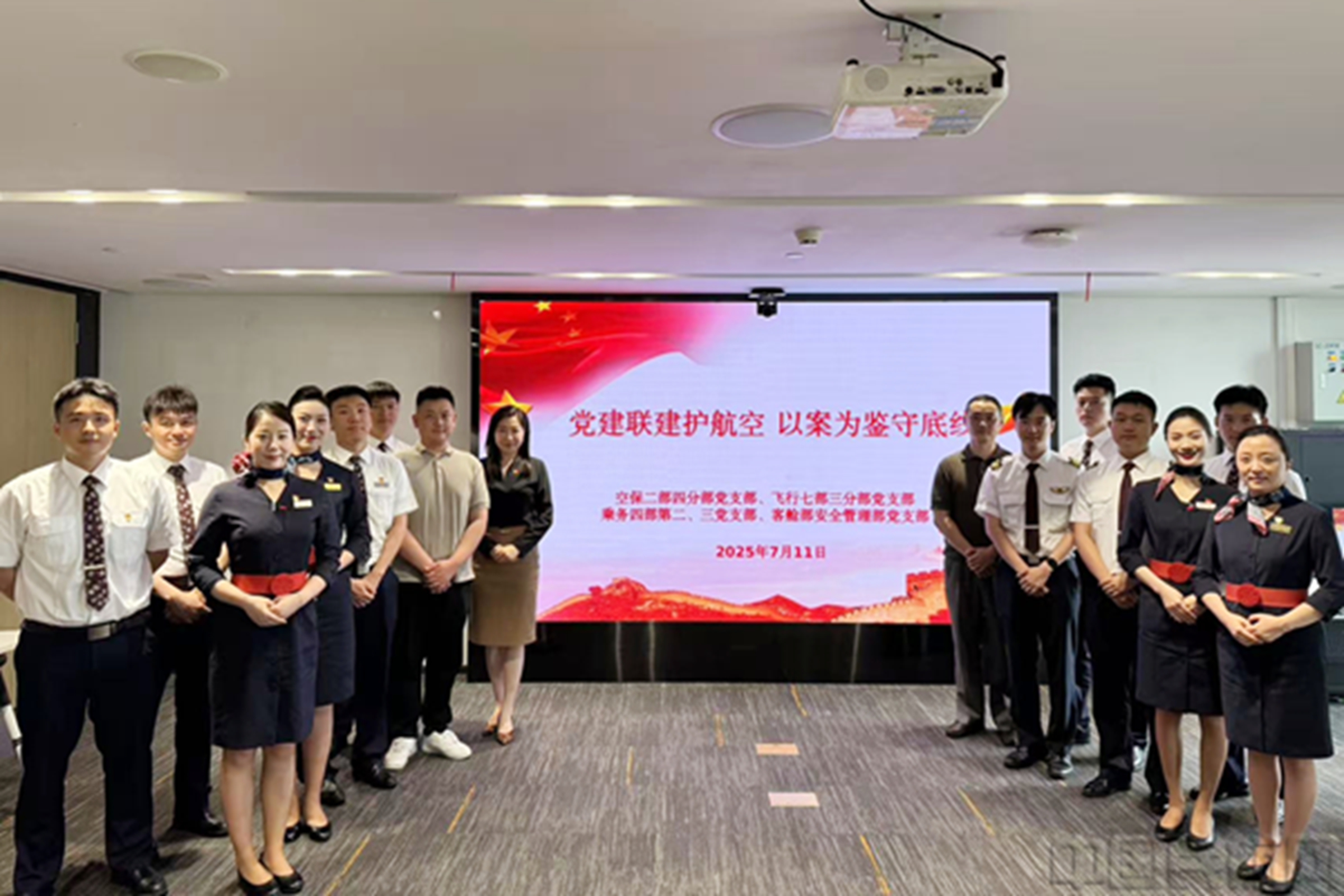 蓝天党小组活动现场-何银银摄