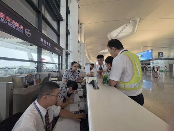 31日上午,宁波栎社机场的东航工作人员正在为旅客办理退改签手续-东航供图