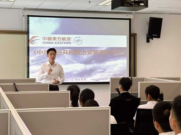 沈佳伟教员为学员授课-东航供图3