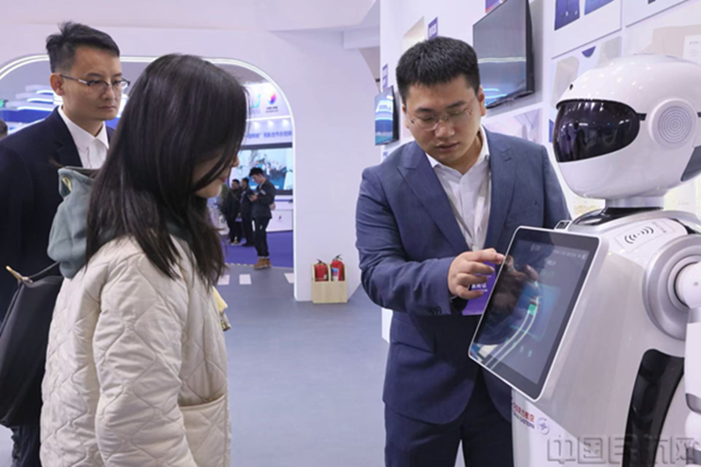 东航展台上的服务机器人-东航供图
