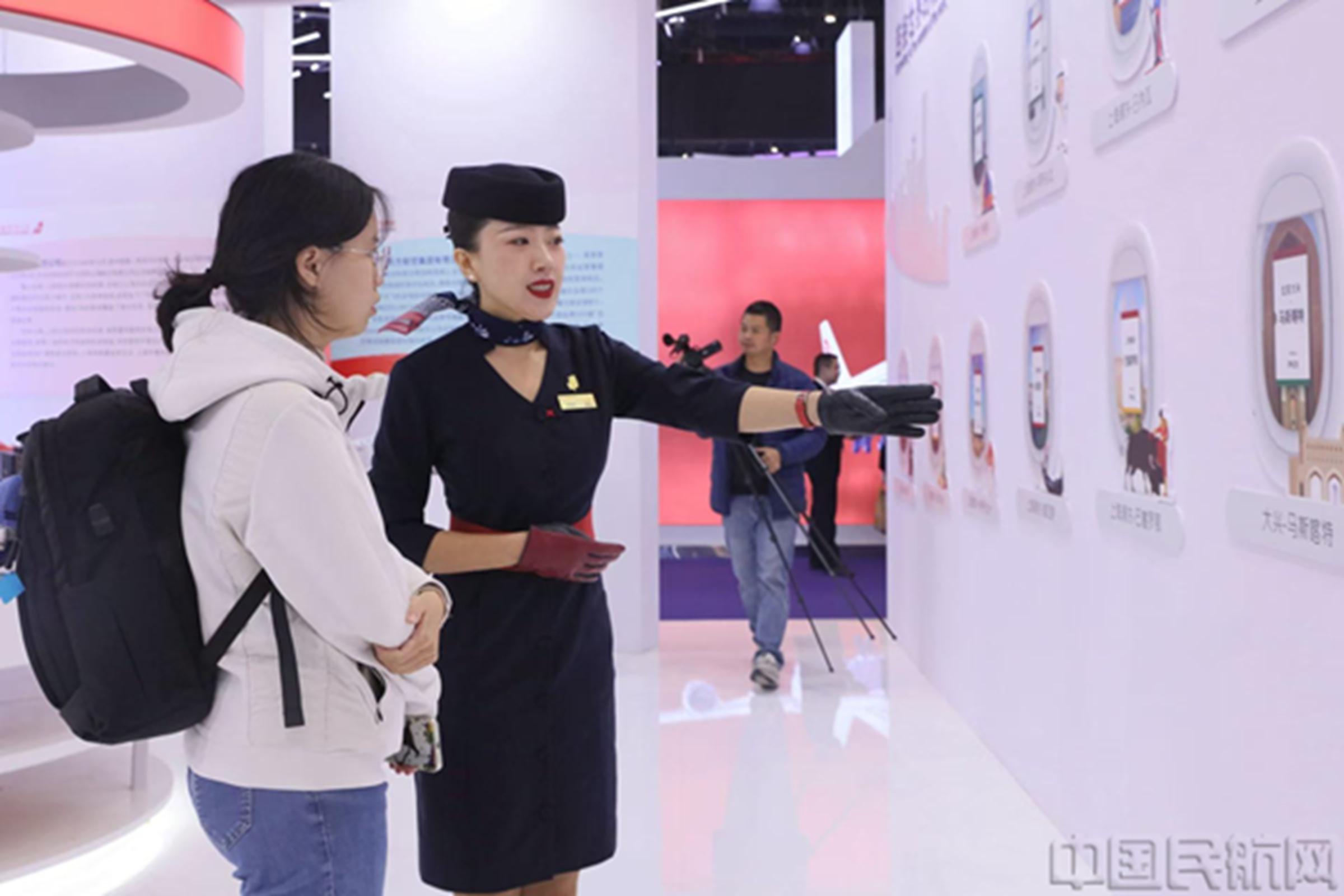 东航新开的国际远程航线亮相展台-东航供图