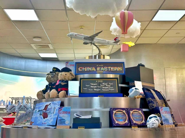 在东航之家开业的文创线下店-东航供图