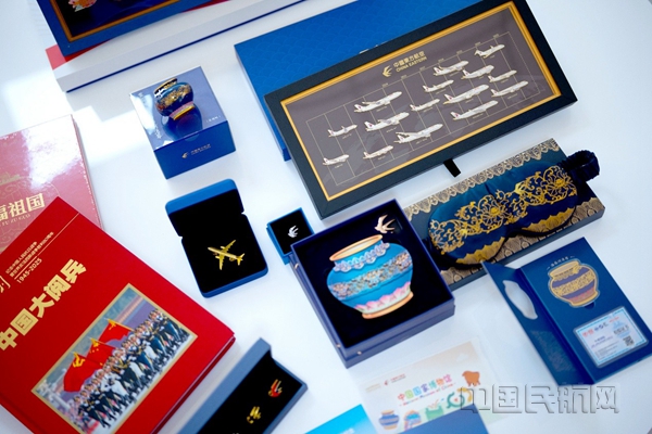按时间轴排布的东航飞行机队徽章系列等文创广受欢迎-东航供图