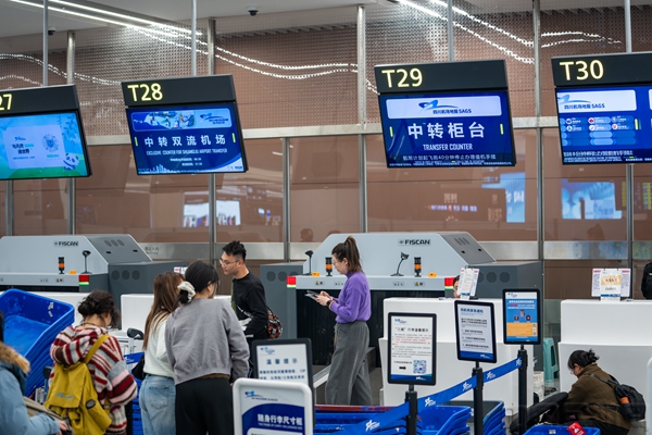 四川机场地服公司推出的“干支通·蜀你行”中转产品,构建起“支线-枢纽-全国”的流畅网络。