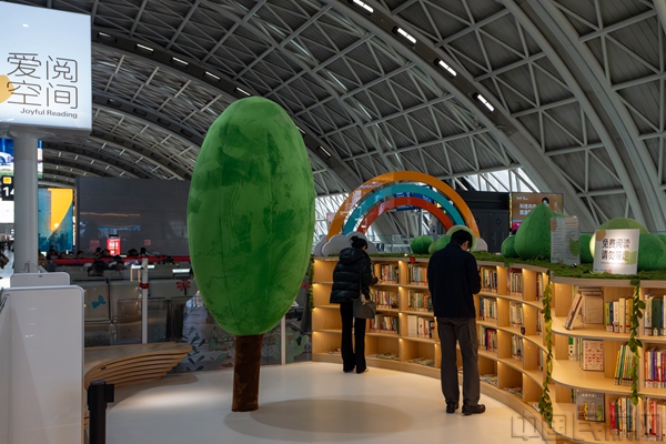 位于成都双流国际机场的“爱阅空间”,让旅客的候机时间多了书香味。