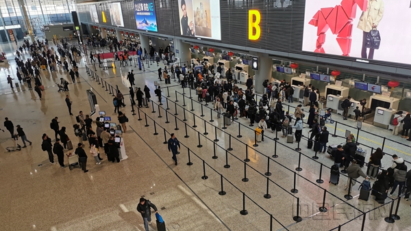 NEO2月2日春运首日,东航在虹桥机场有序保障旅客出行-钱擘摄