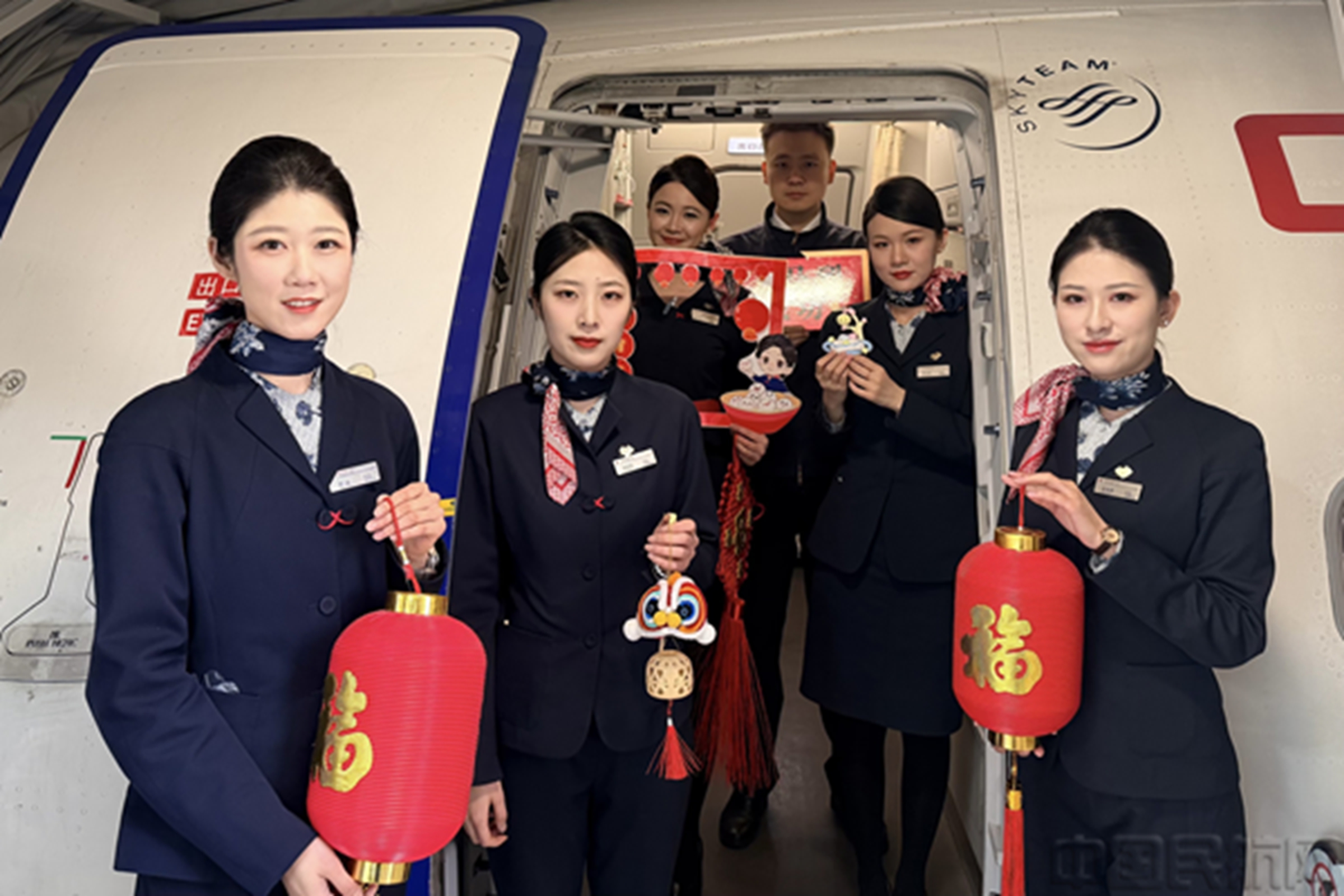 主题航班乘务组迎接旅客-白娟摄