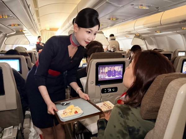 让赵淑涵和空乘同事们最开心的暑运时刻,是旅客获得满意服务后的那声致谢-东航供图