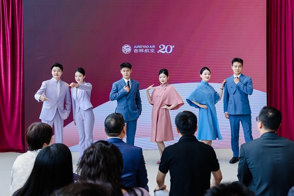 吉祥航空工作人员展示不同年代的空乘和地面制服-吉祥航空供图