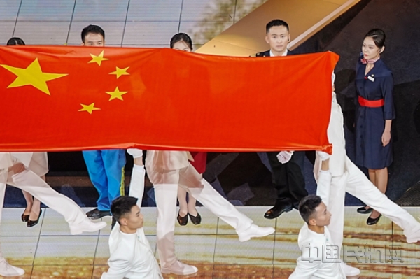 nEO_IMG_世赛开幕式上,360行队伍中的东航乘务员李子慕-东航供图