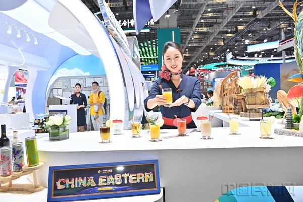 44届世赛获奖选手陈亦凡为观众调制饮品-东航供图10