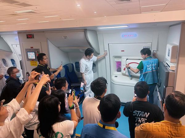 世赛来宾参访东航研发中心-4-东航供图_副本
