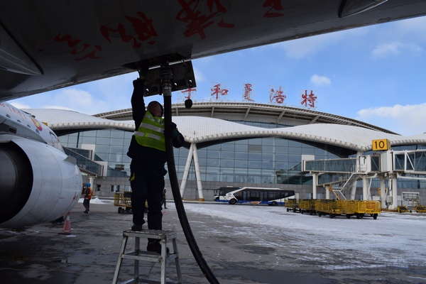 中国航油内蒙古分公司迎战风雪打响2018开年之战1:杨东玲摄.jpg 中国航油内蒙古分公司迎战风雪打响2018开年之战1:杨东玲摄.jpg
