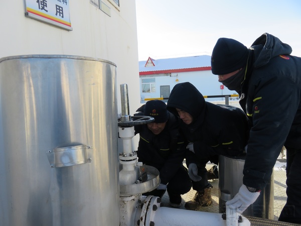 中国航油内蒙古分公司迎战风雪打响2018开年之战3:吴博摄.jpg 中国航油内蒙古分公司迎战风雪打响2018开年之战3:吴博摄.jpg