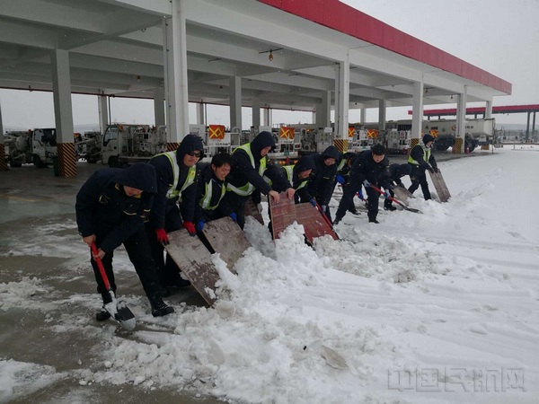 20180127武汉航空加油站加油们奋力铲雪（摄影今力） (2).jpg