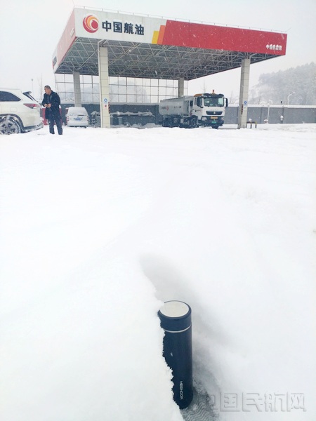 湖北十堰供应站积雪厚度超过一个保温杯高度（摄影陈凯）.jpg