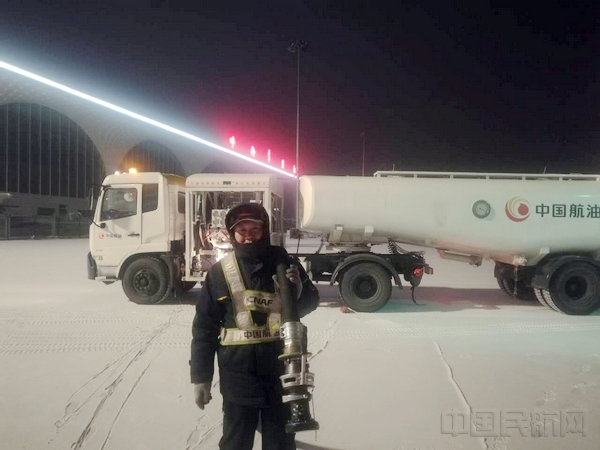 中国航油内蒙古交出“护航春运”的满意答卷2:吴博摄.jpg 中国航油内蒙古交出“护航春运”的满意答卷2:吴博摄.jpg