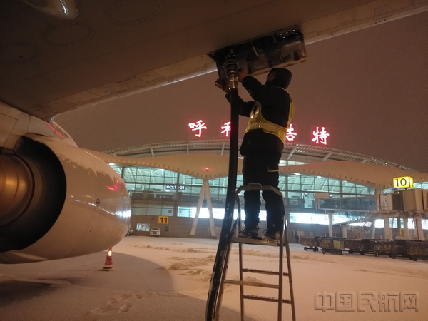 中国航油内蒙古圆满完成春运保障 展“草原航油铁军”风采3:杨东玲摄.jpg 中国航油内蒙古圆满完成春运保障 展“草原航油铁军”风采3:杨东玲摄.jpg