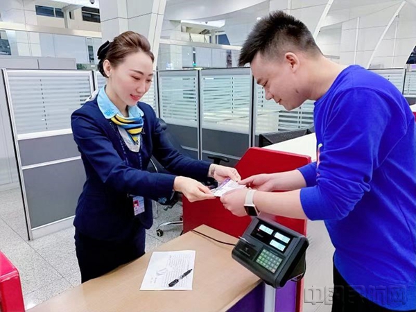 值机经理为通航旅客办理乘机手续_副本.jpg