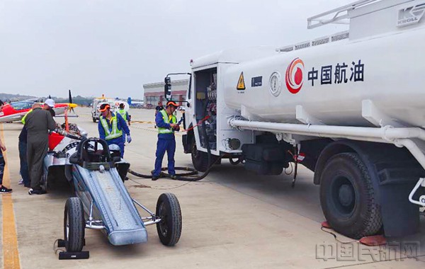 2019年世飞会保障加油现场喷火车(摄影赵海军)_副本.jpg