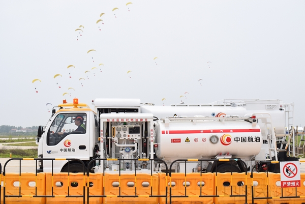 油车上方跳伞队,宛如一路繁花相送(王梓涵).jpg 油车上方跳伞队,宛如一路繁花相送(王梓涵).jpg