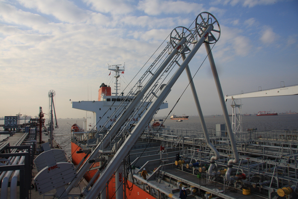 nEO_IMG_浦航石油码头是我国吞吐量最大、接卸能力最强的航油专用码头.jpg