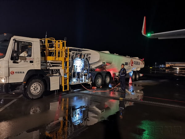 8.2哈尔滨航空加油站保障机坪作业.jpg