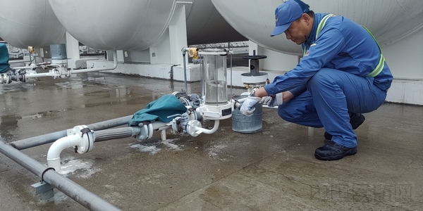 8.2大庆供应站加强排沉作业.jpg