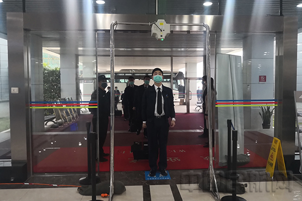 进出珠海翔翼的员工和参训人员接受体温监测.jpg
