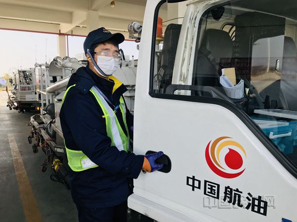20200312发稿(齐苏哲)战疫之下人人都是英雄——中国航油武汉航空加油站战疫故事二三则(摄影李菁)_副本.jpg 20200312发稿(齐苏哲)战疫之下人人都是英雄——中国航油武汉航空加油站战疫故事二三则(摄影李菁)_副本.jpg