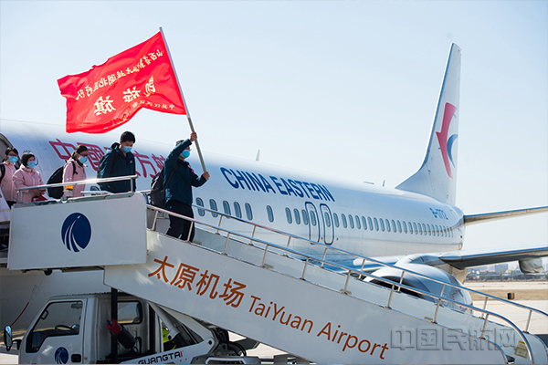 3月19日，搭载着首批130名支援湖北医疗队的包机平稳降落在太原机场，一道迎着彩虹的“水门”从机身倾泻而下，山西航产集团用民航界最隆重的“过水门”仪式，迎接战“疫”英雄回家.jpg