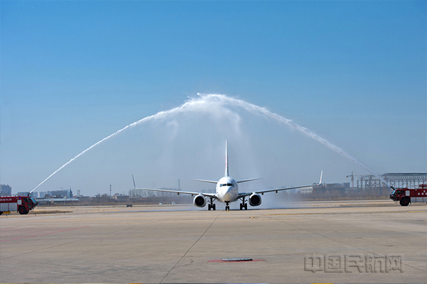 3月19日，搭载着首批130名支援湖北医疗队的包机平稳降落在太原机场，一道迎着彩虹的“水门”从机身倾泻而下，山西航产集团用民航界最隆重的“过水门”仪式，迎接战“疫”英雄回家1.jpg