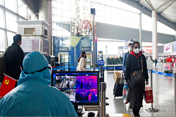 航产集团所辖的5个机场配备体温监测设备，设置27个体温监测点、排查点。图为：太原机场设置红外体温监测点。 仙博 摄1.jpg