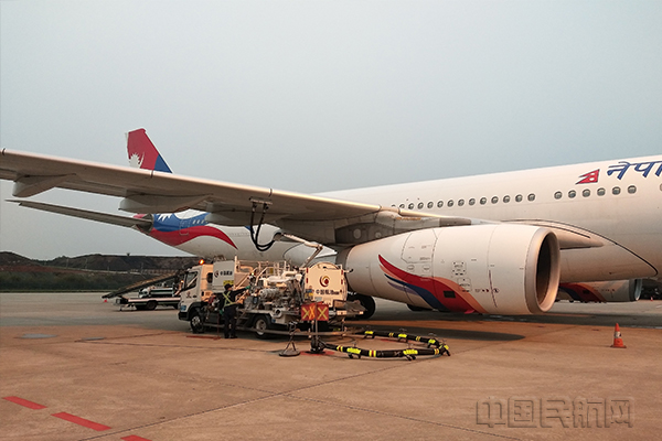保障尼泊尔皇家航空 杨志亮摄1.jpg 保障尼泊尔皇家航空 杨志亮摄1.jpg