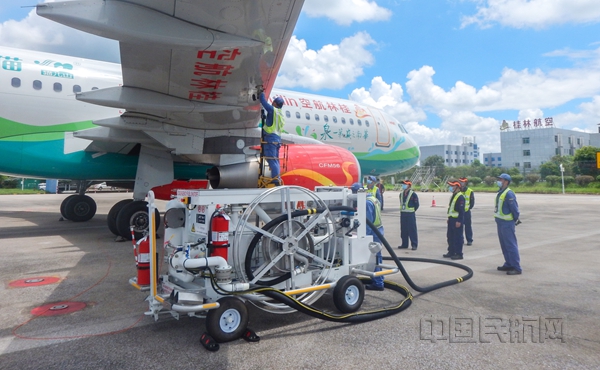 中国航油广西无动力加油柜顺利完成第一班飞机实际加油试用工作_副本.jpg
